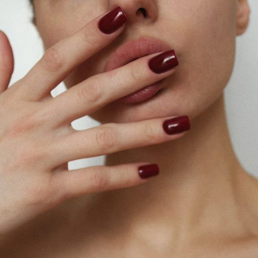 Pincel con esmalte cargado de color