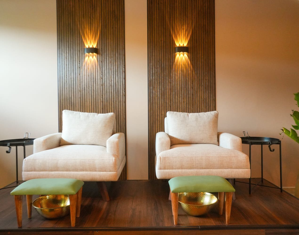 Interior del estudio Alma House: luz natural, verde y detalles cálidos